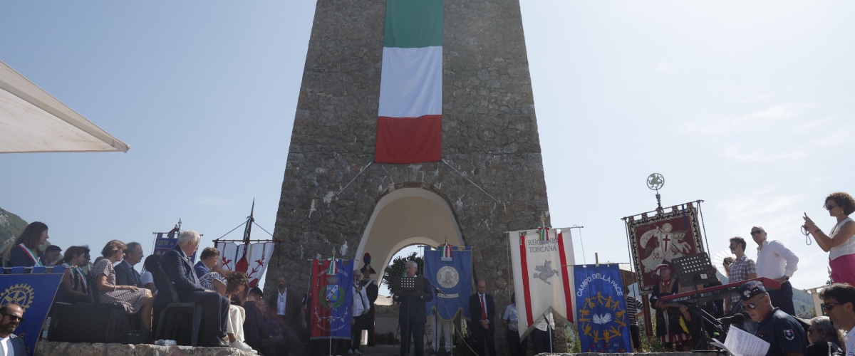 Sant’Anna di Stazzema, giovani antagonisti bloccano il sindaco lucchese di centrodestra. FdI: “Azione intollerabile”