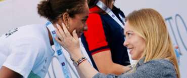 Sara Cusrtis, Meloni si congratula di cuore con la campionessa azzurra e scappa una lacrima a mamma Helen e papà Vincenzo