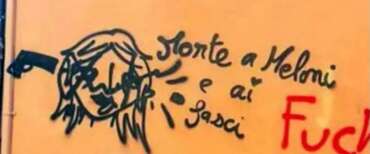 Scritte minacciose contro la premier Meloni sui i muri in centro a Bologna e minacce a Lepore; un Daspo urbano e 20 indagati