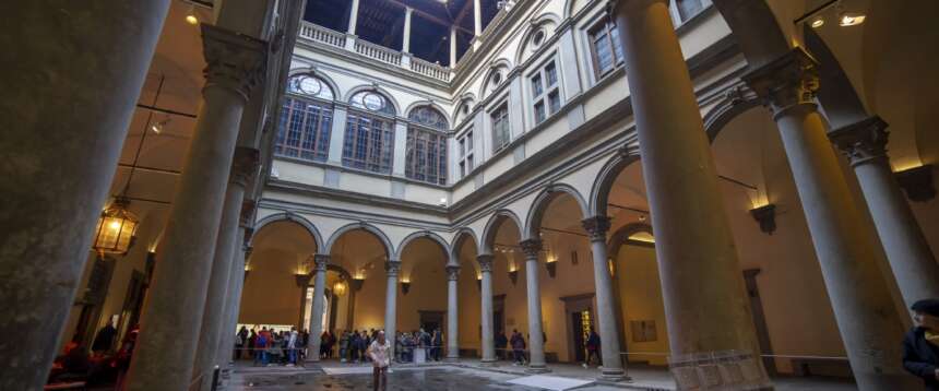 Sfregio a Palazzo Strozzi, la sinistra fiorentina colpisce ancora