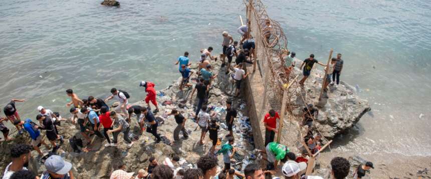 I migranti di Ceuta stanno arrivando nella Spagna continentale: ecco perché sospendere Schengen è cosa buona e giusta