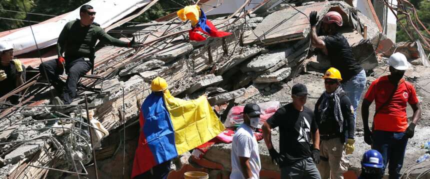 Terremoto in Colombia, salgono a più di 250 le vittime: donna estratta dalle macerie dopo 30 ore