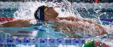Thomas Ceccon accede alla finale dei 50 dorso uomini e si complimenta con Sara Curtis: “Dovrò chiederle consigli”