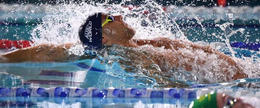 Thomas Ceccon accede alla finale dei 50 dorso uomini e si complimenta con Sara Curtis: “Dovrò chiederle consigli”