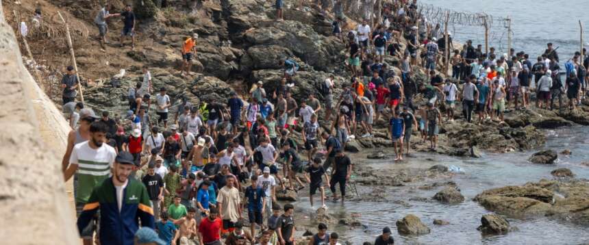 L’ennesimo passo falso di Sanchez: scrive all’Ue contro l’Italia. Ma 22 Paesi appoggiano la linea Meloni sui confini