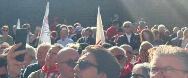 Marcinelle, la Cgil rovina la commemorazione: spalle al palco durante il messaggio di Mattarella. Meloni: “Gesto grave e di disprezzo”