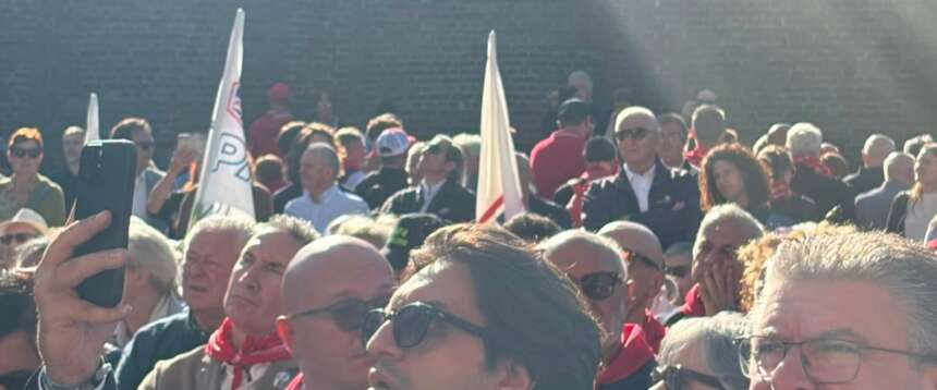 Marcinelle, la Cgil dà le spalle al palco durante il messaggio di Mattarella. Landini nega e non condanna. Meloni: “Gesto grave e di disprezzo”
