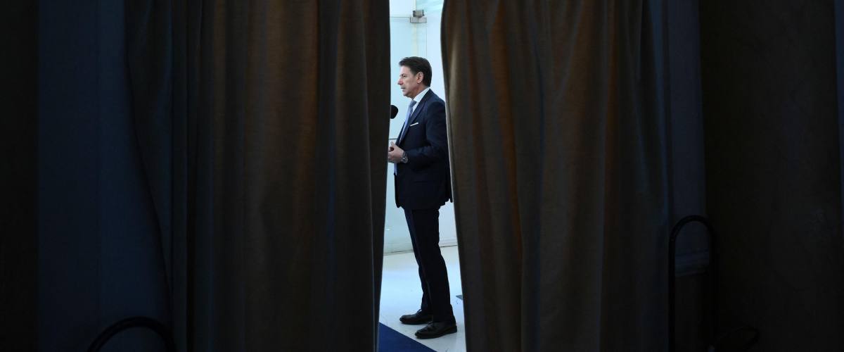 «Leader politico o agente immobiliare?»: Conte sulla graticola per l’incontro con Zampolli sul Plaza