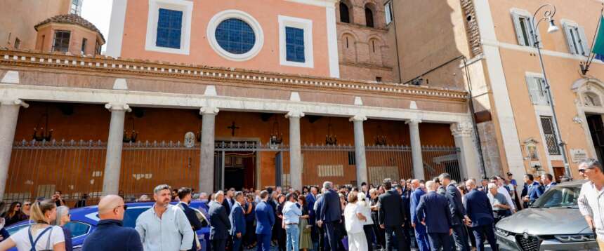 Chiesa gremita per i funerali di Luigi Cavallari. L’addio di Roccella al marito tra amore, commozione e fede