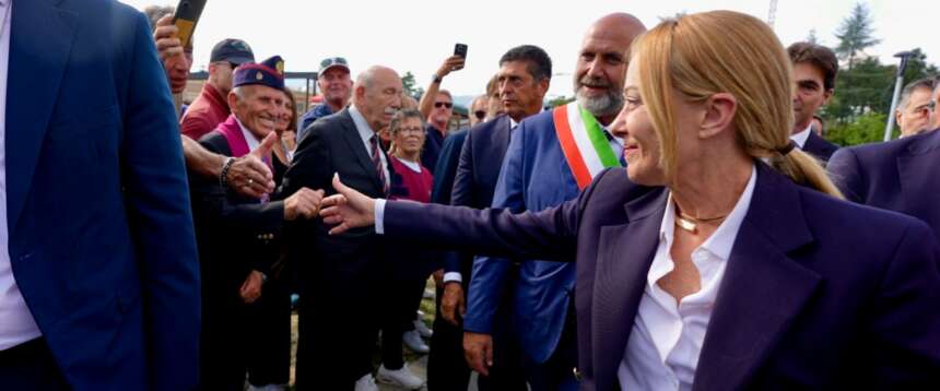 Meloni ad Amatrice tra applausi, lacrime e abbracci: «Non molliamo. Vogliamo dare risposte»
