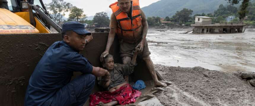 Inferno di acqua e fango in Nepal: 165 morti e 1380 dispersi. Agenzia per le emergenze: “Bilancio provvisorio”