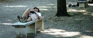 Dal dolce far niente al tempo vuoto come errore di sistema: così la noia è diventata un lusso dimenticato