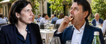 Veleni e bocconi amari nel pranzo della pace tra Conte e Schlein: “Sereni, ma ognuno resta sulla sua posizione”