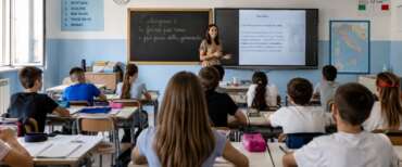 Scuola 2026/27, tutte le novità: IA, latino alle medie, psicologo gratis e metal detector
