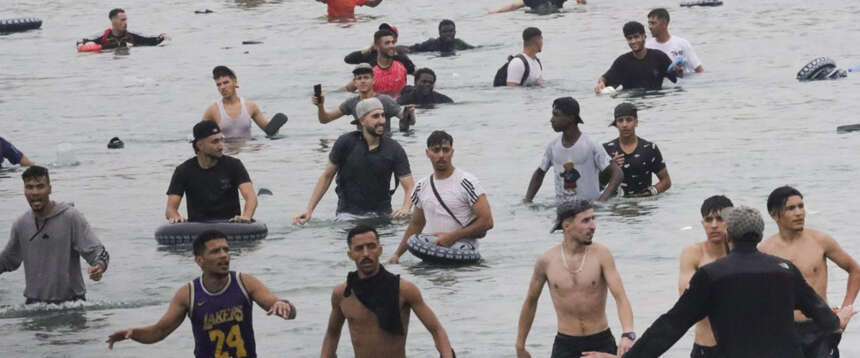 Sondaggio ammazza-sinistra: “Basta invasione di migranti”. Tra Pd, Avs e +Europa vince l’apertura delle frontiere