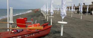 Doppia tragedia in mare: bagnino si tuffa per aiutare una coppia, salva la donna, ma muore insieme al marito