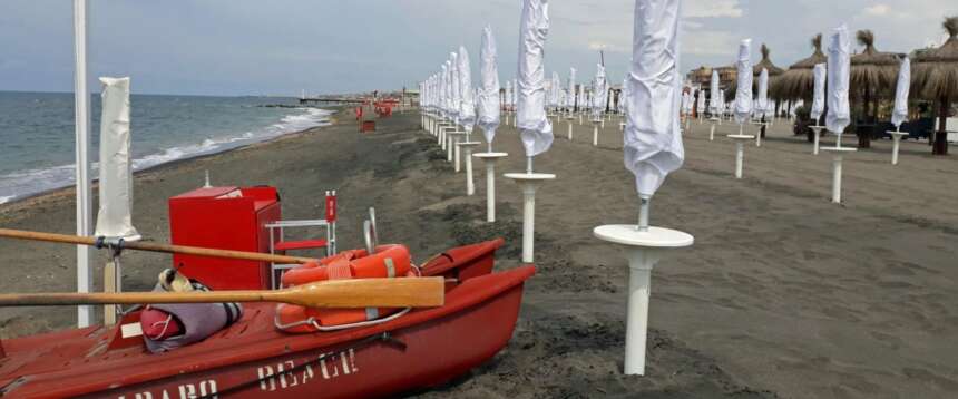 Doppia tragedia in mare: bagnino si tuffa per aiutare una coppia, salva la donna, ma muore insieme al marito