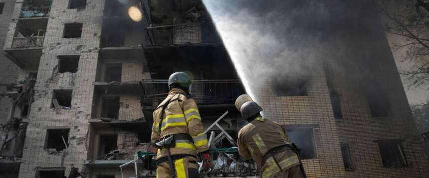 Ucraina, fuoco su Kiev: almeno 15 morti. La Corea del Nord manda missili alla Russia. Zelensky: A luglio Mosca ha perso 30mila soldati