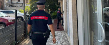Ucraino semina il panico contromano, scappa, colpisce e morde i carabinieri. Fermato col taser, muore