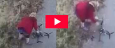 Il drone russo piomba in mezzo a una strada, lo disattiva un’anziana: il video dall’Ucraina diventa virale