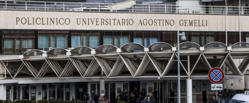 Roma, bimbo di 5 anni precipita dal balcone di casa al terzo piano: ricoverato al Gemelli, è gravissimo