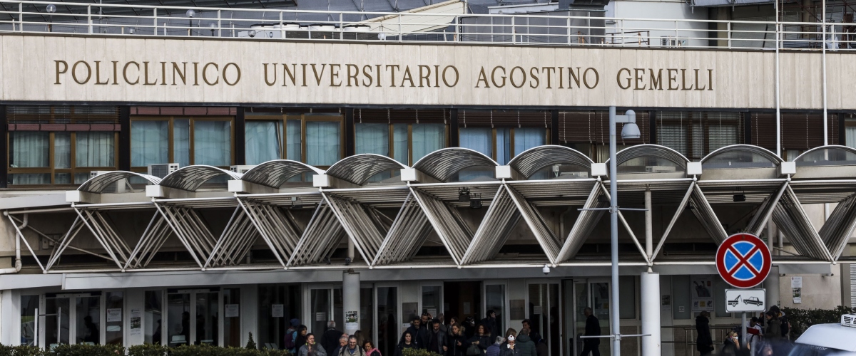 Roma, bimbo di 5 anni precipita dal balcone di casa al terzo piano: ricoverato al Gemelli, è gravissimo