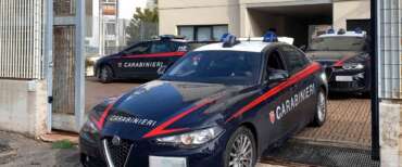 Adescava uomini su Tinder e Telegram per derubarli con gli “abbracci”: condannata una 21enne romena