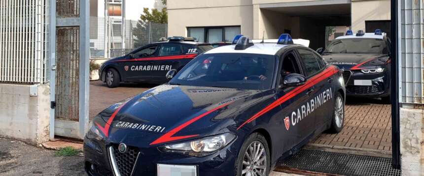 Adescava uomini su Tinder e Telegram per derubarli con gli “abbracci”: condannata una 21enne romena