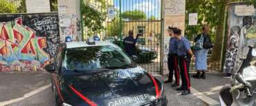 Choc a Roma, studente 13enne spruzza spray urticante e accoltella l’insegnante