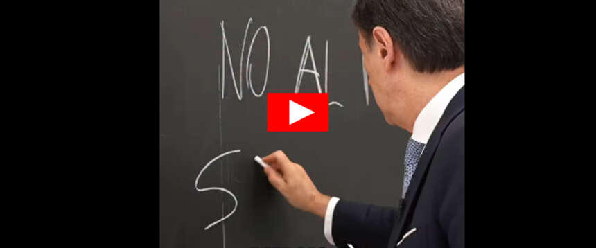 Conte va a fare propaganda in una scuola ma inciampa in un erroraccio alla lavagna. Il video lo incastra