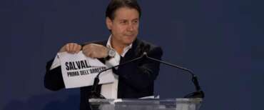 Conte show dal palco di Nova, ma qualcosa (e anche di più) non torna