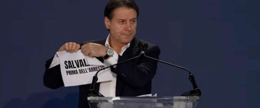 Conte show dal palco di Nova, ma qualcosa (e anche di più) non torna