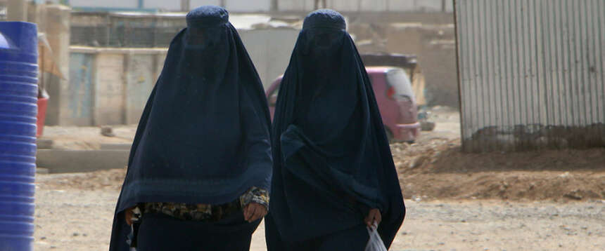 Islamizzazione, a Cortona arriva la svolta targata destra: divieto di burqa negli uffici del Comune