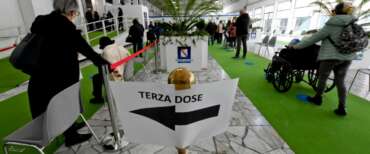 Covid, al convegno a Milano parola a chi ha avuto ripercussioni dopo il vaccino. Il consigliere Pd contesta, Buonguerrieri: parli la verità
