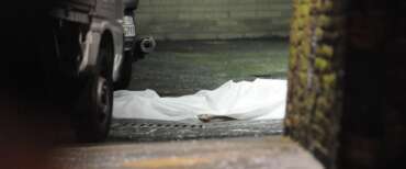 “David Rossi preso per i piedi e tenuto da più persone”: la perizia che smonta la tesi del suicidio