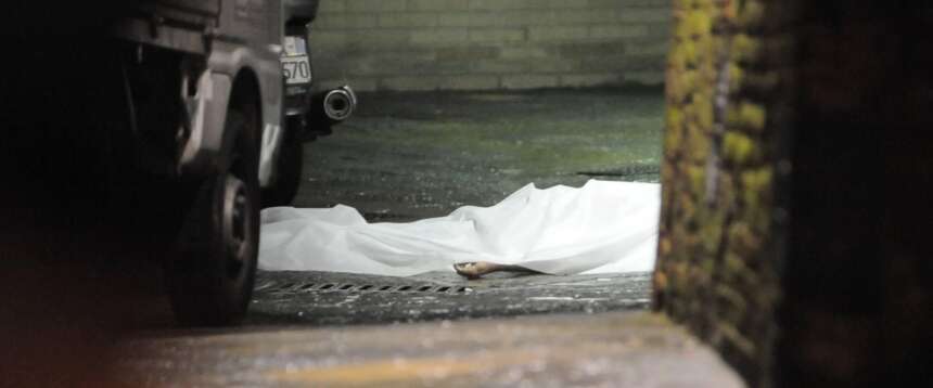 “David Rossi preso per i piedi e tenuto da più persone”: la perizia che smonta la tesi del suicidio