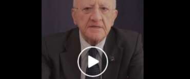 De Luca asfalta i colleghi dem e si dice favorevole al provvedimento del governo sul divieto di burqa e niqab a scuola. Anzi, va anche oltre questo assenso e rilancia…
