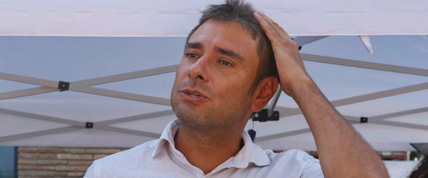 Di Battista rientra da Cuba giovedì con un volo sanitario. E Scanzi a sorpresa ringrazia Meloni