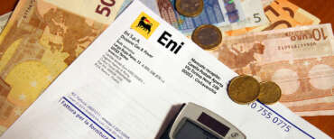 Eni taglia anche le bollette, fino a 200 euro di risparmio l’anno. La sinistra schiuma rabbia: “Così non va”