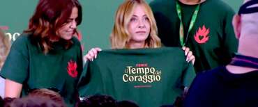 Giorgia Meloni a Fenix scalda la platea dei giovani di FdI col discorso conclusivo della kermesse