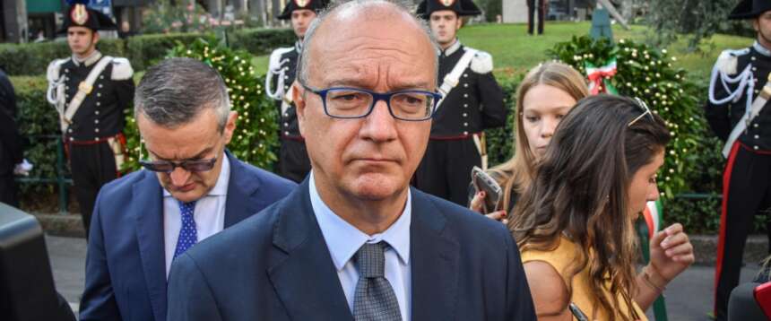 Valditara: «La rete aumenta la violenza tra i giovani». Crepet: «A portata di click». Nelle scuole sequestrati coltelli, machete e tirapugni