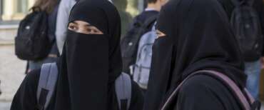 L’Islam “fa scuola” a Monfalcone: studentesse velate e irriconoscibili vengono identificate all’entrata