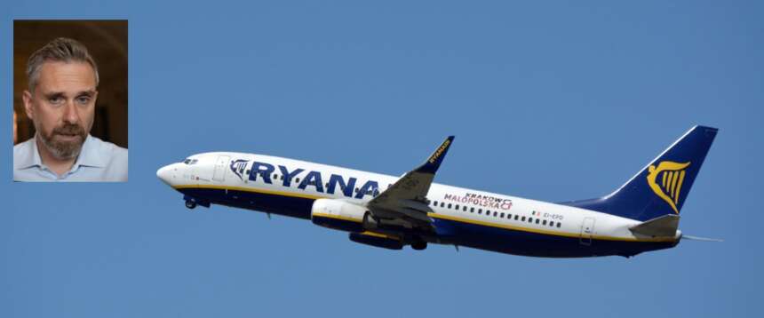 Fuoriprogramma in cabina di pilotaggio, l’annuncio del pilota: “Volo in ritardo per colpa di Lepore”