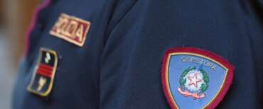 Marocchino vandalizza le macchine dopo essere uscito dalla questura: era stato appena fotosegnalato e identificato