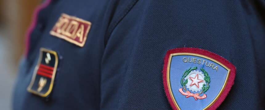 Marocchino vandalizza le macchine dopo essere uscito dalla questura: era stato appena fotosegnalato e identificato