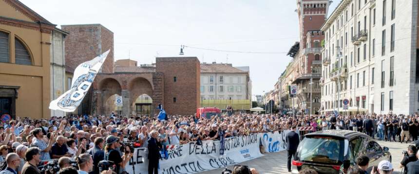 Milano abbraccia per l’ultima volta Mazzola. Cori e lacrime per il simbolo della grande Inter