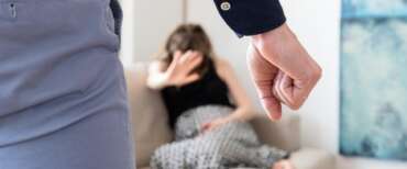 Notte di violenze dall’ex, la vittima riesce a fuggire all’alba e a farlo arrestare