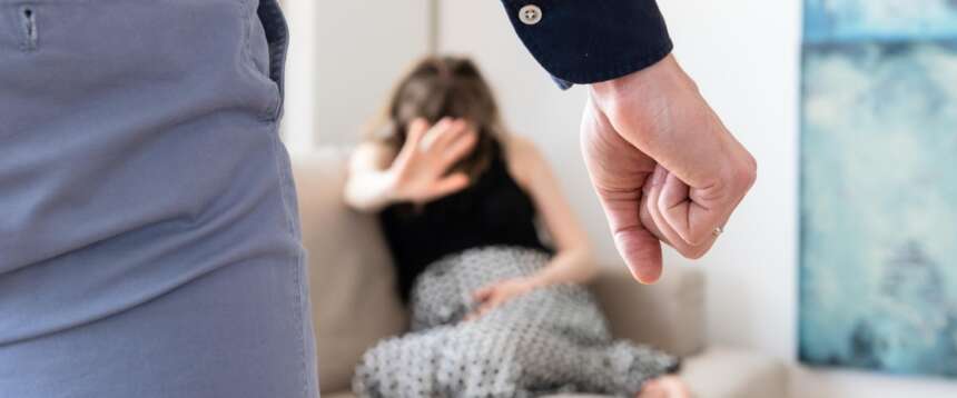 Notte di violenze dall’ex, la vittima riesce a fuggire all’alba e a farlo arrestare