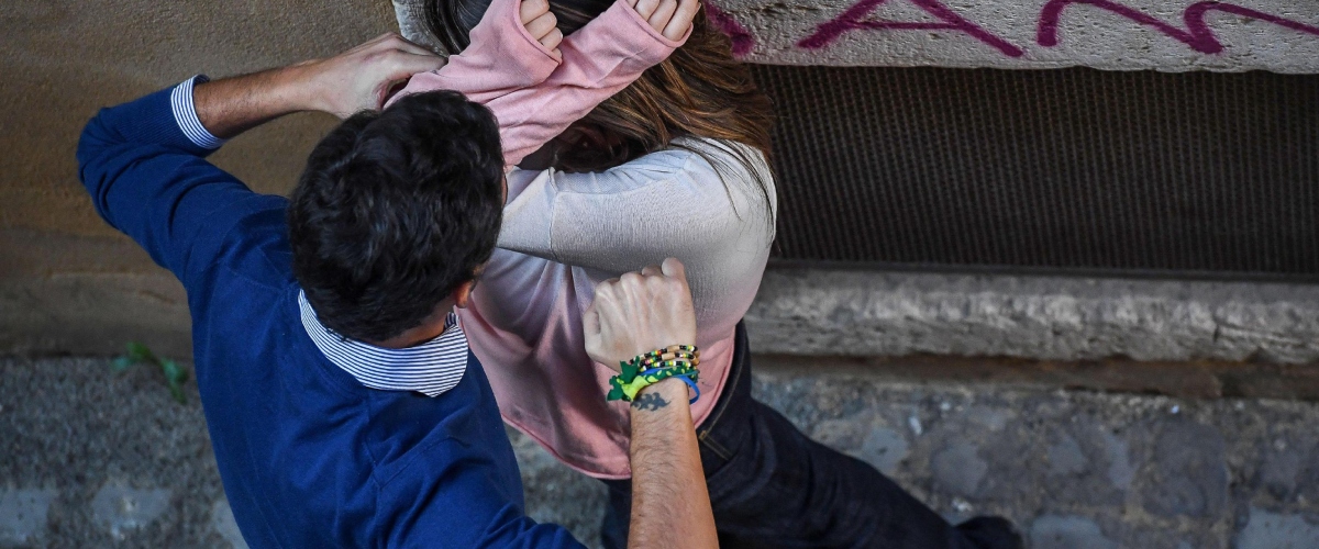 sangue alla stazione di tor di valle 24enne nigeriano accoltella una donna e semina il panico tra i pendolari fermato da Secoloditalia.it sangue alla stazione di tor di valle 24enne nigeriano accoltella una donna e semina il panico tra i pendolari fermato