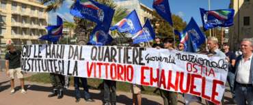 Ostia, Gn in piazza per lo sgombero dell’ex colonia occupata da 30 anni: “Le minacce non ci intimidiscono”